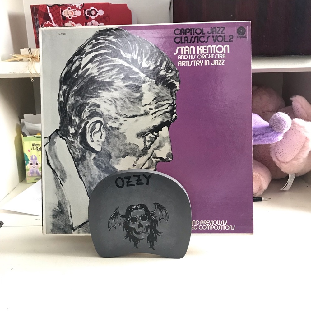 Handmade O Z Z Y record holder